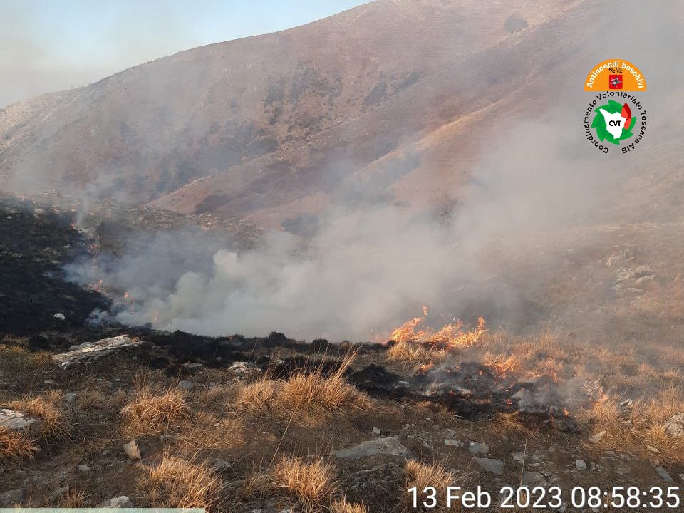 Immagine Bruciano le pendici del monte Matanna in Versilia   